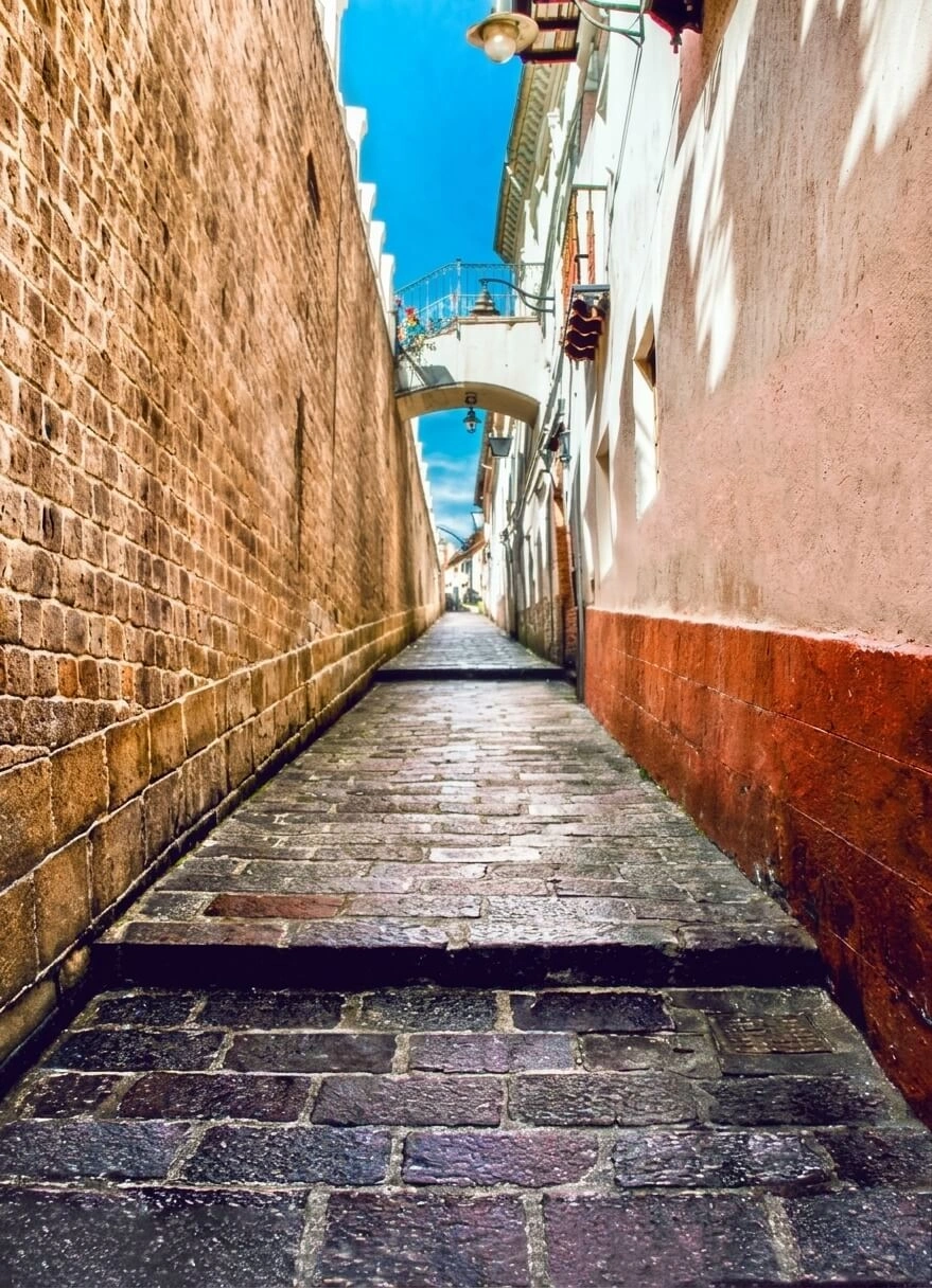 Callejon colonial adoquinado cielo azul — Andrés Rodríguez Suazo
