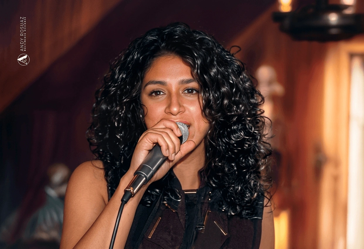 Cantante mujer rizos microfono concierto — Andrés Rodríguez Suazo