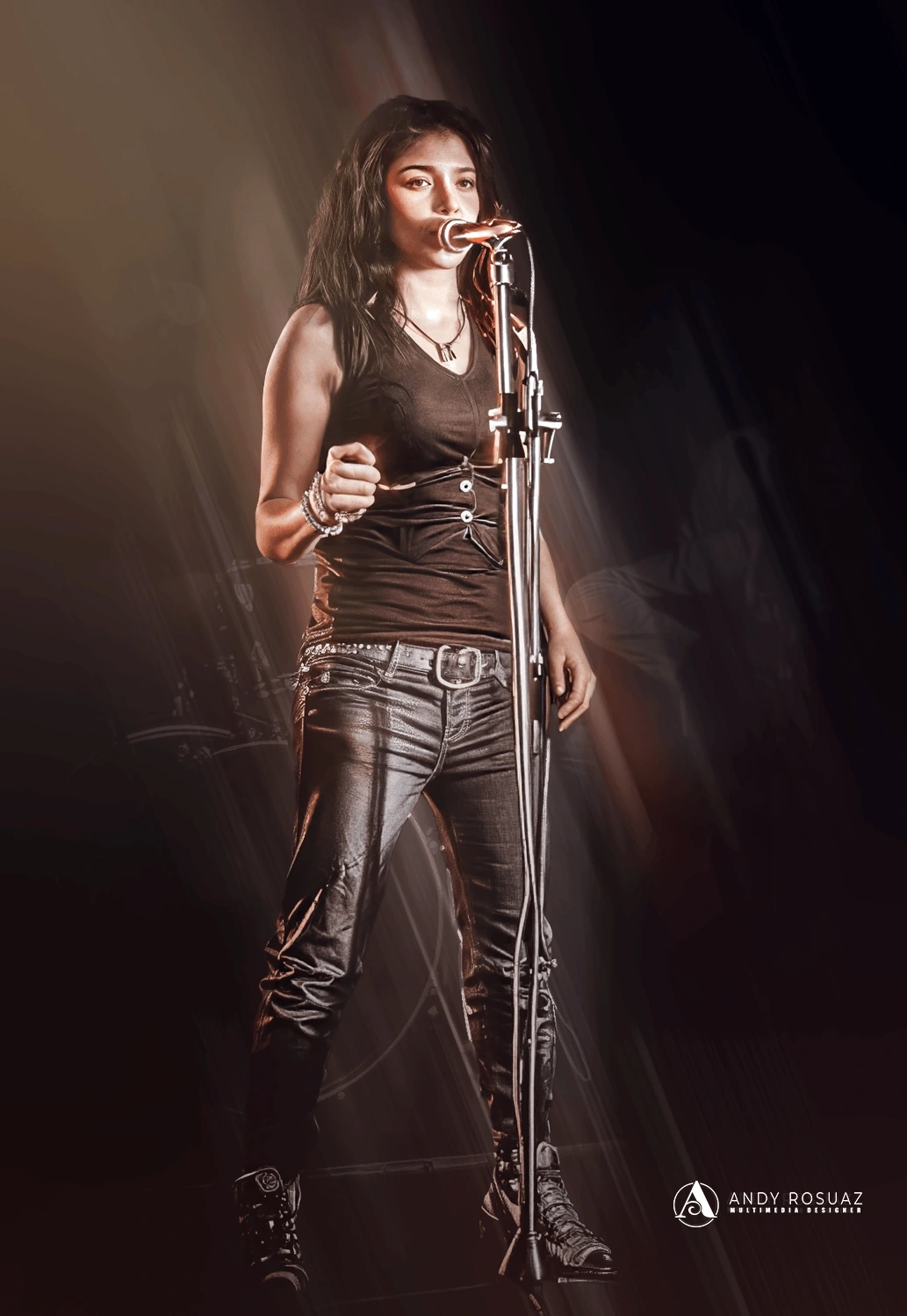 Foto cantante microfono escenario — Andrés Rodríguez Suazo