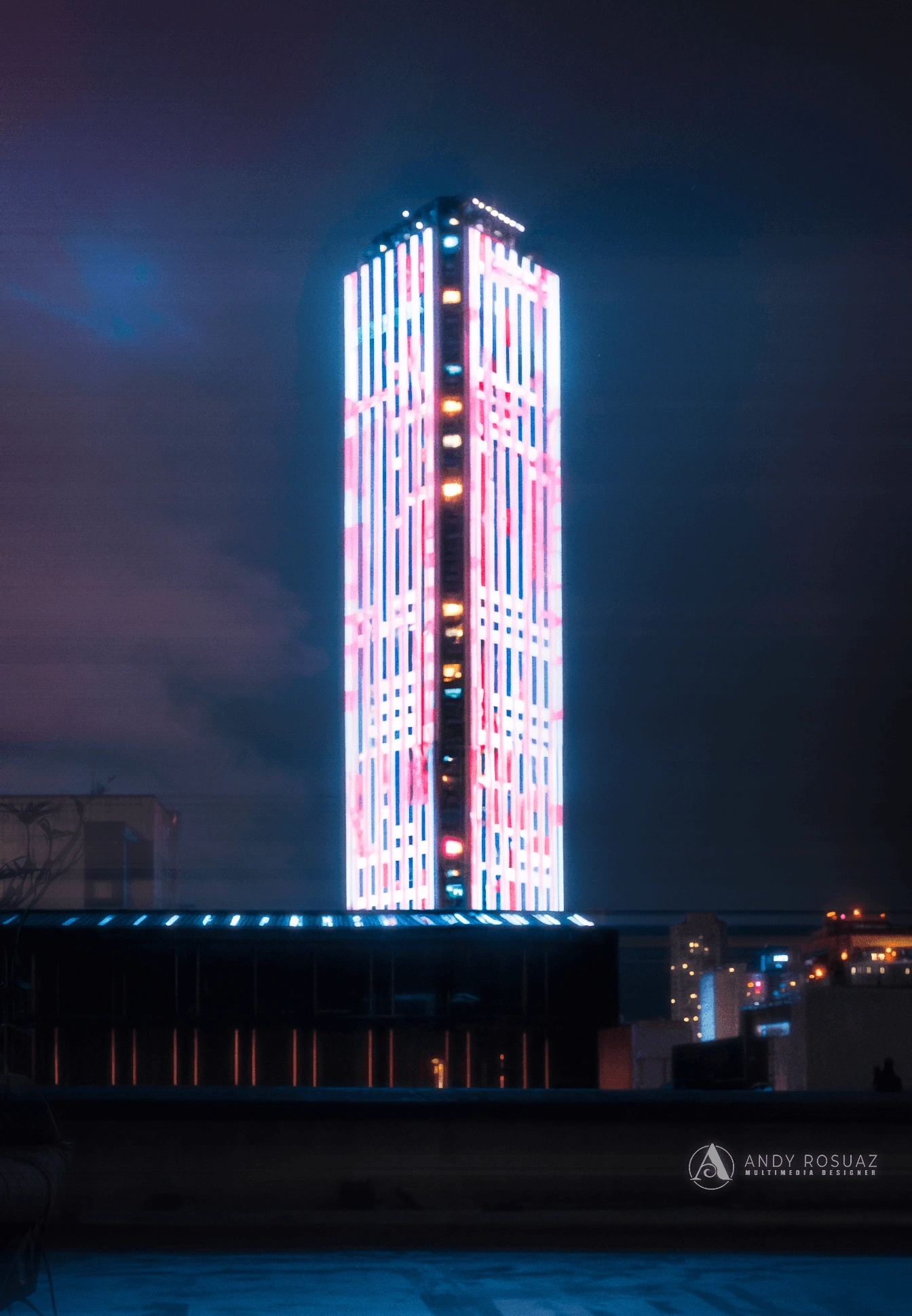 Foto edificio nocturno ciudad — Andrés Rodríguez Suazo