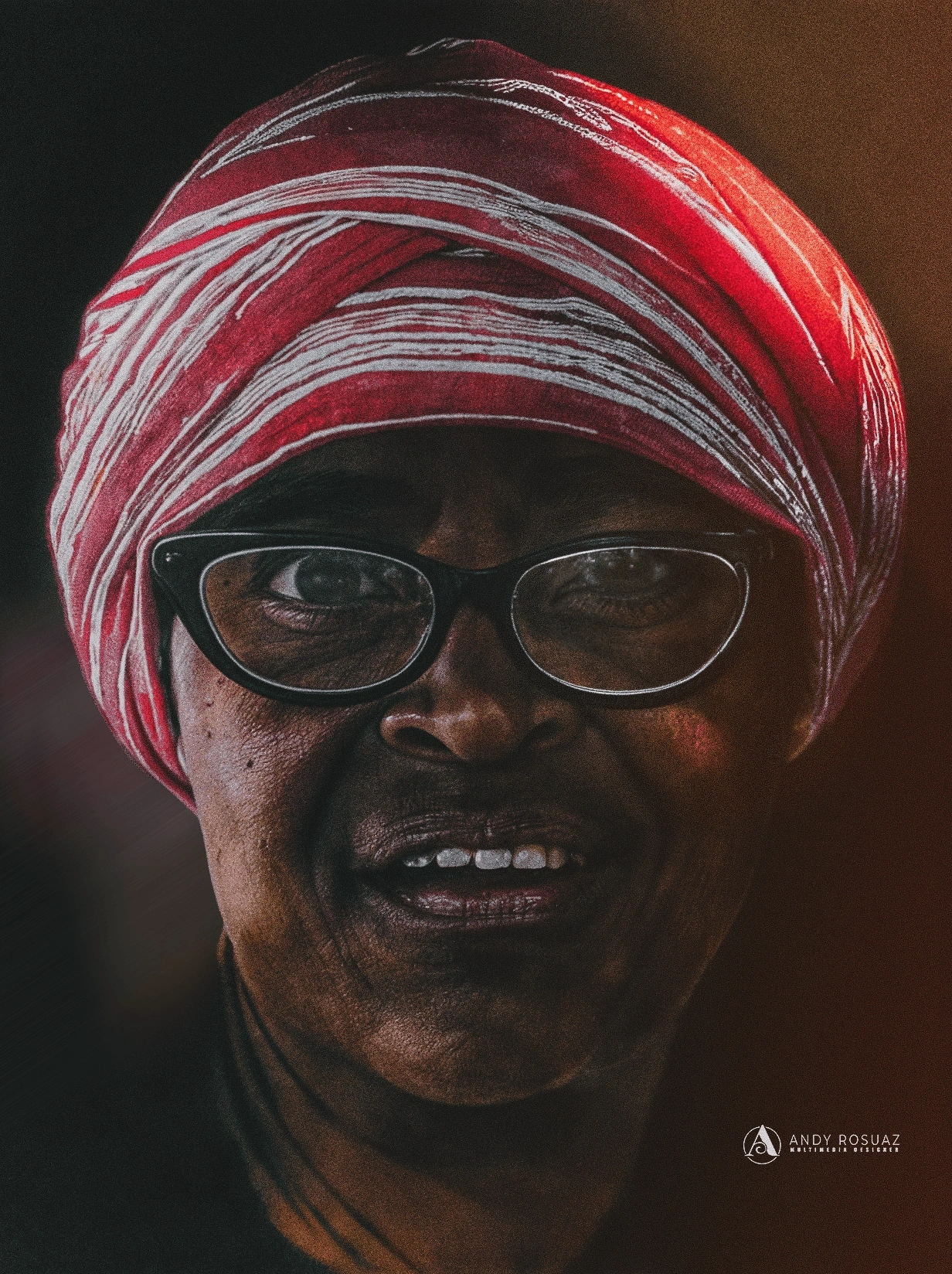 Foto retrato gafas estudio — Andrés Rodríguez Suazo