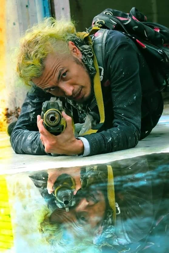 Fotografo accion camara reflejo en agua — Andrés Rodríguez Suazo