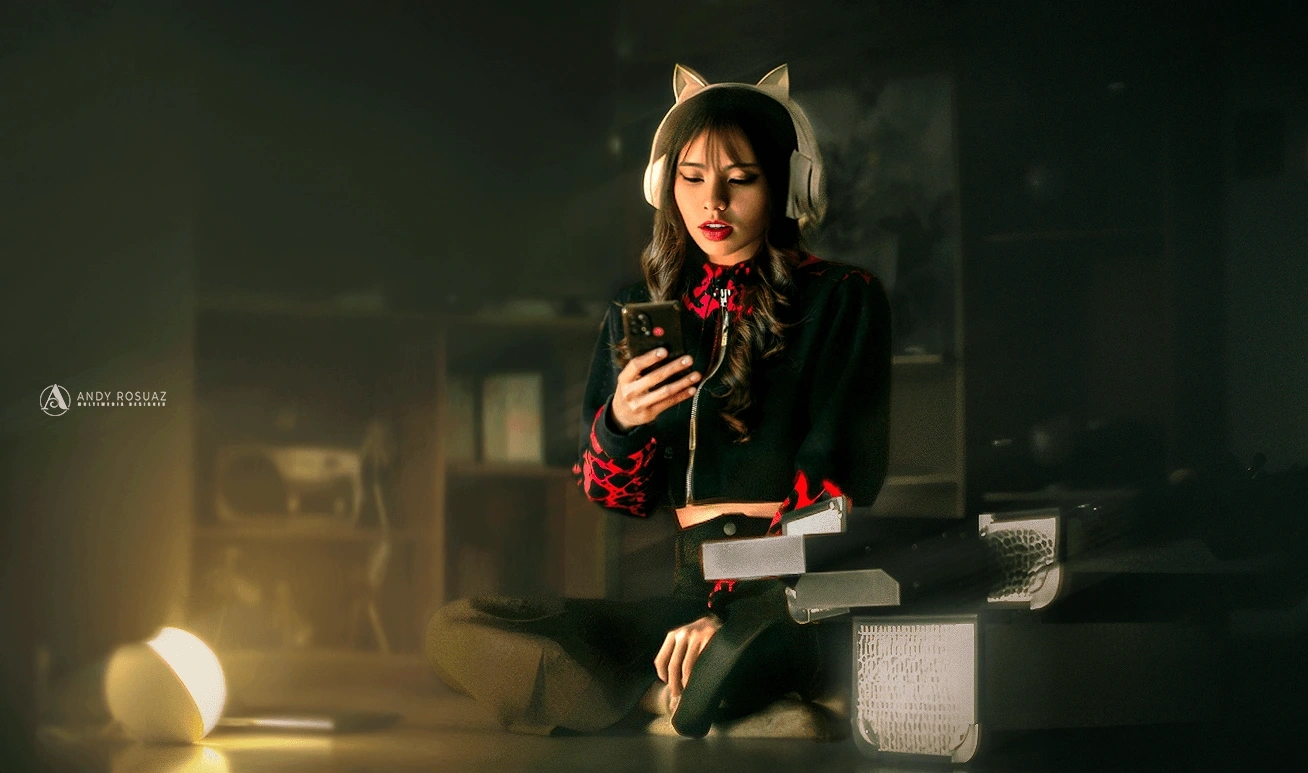 Mujer auriculares gato celular sala — Andrés Rodríguez Suazo