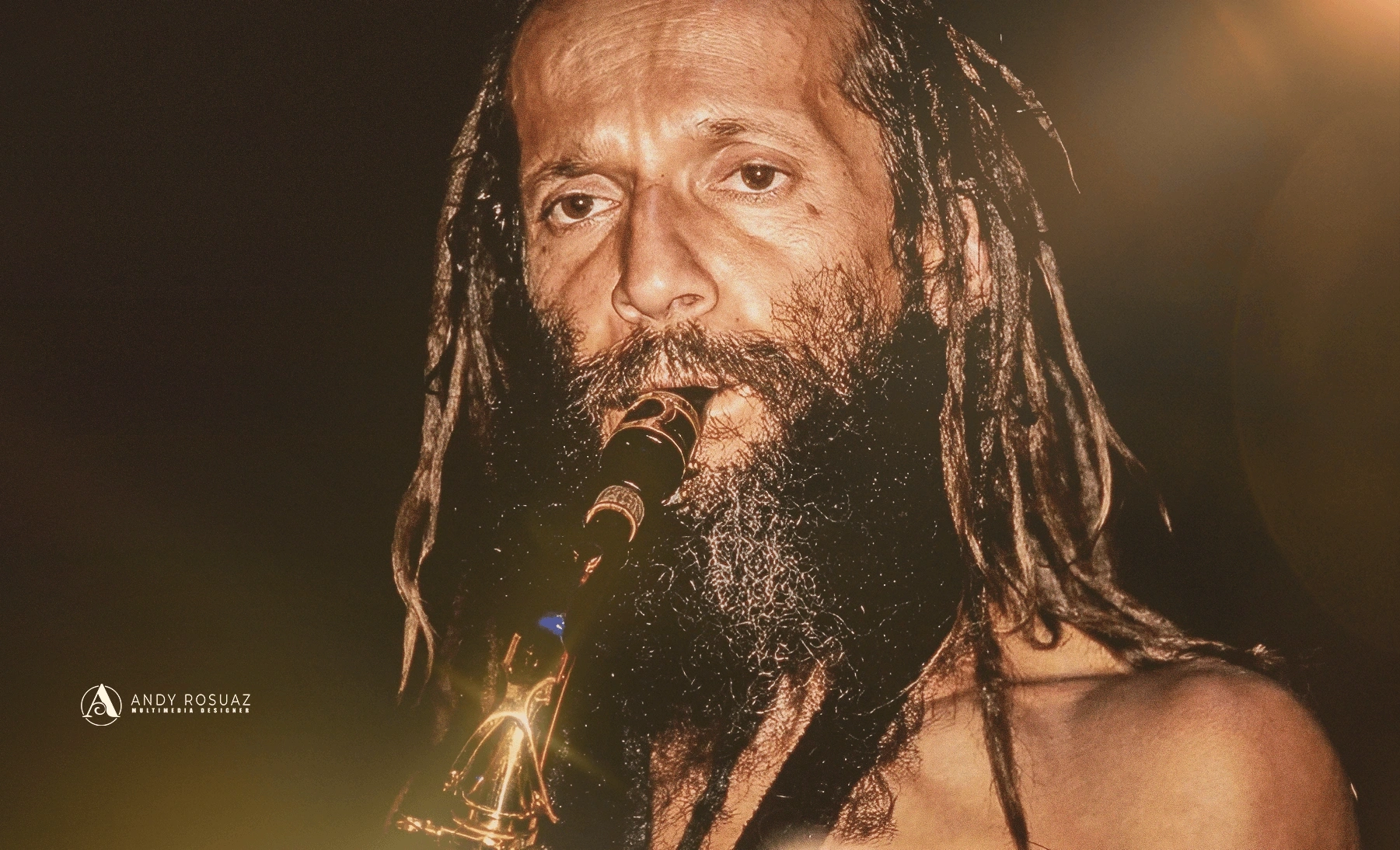 Musico rastafari cantando microfono concierto — Andrés Rodríguez Suazo