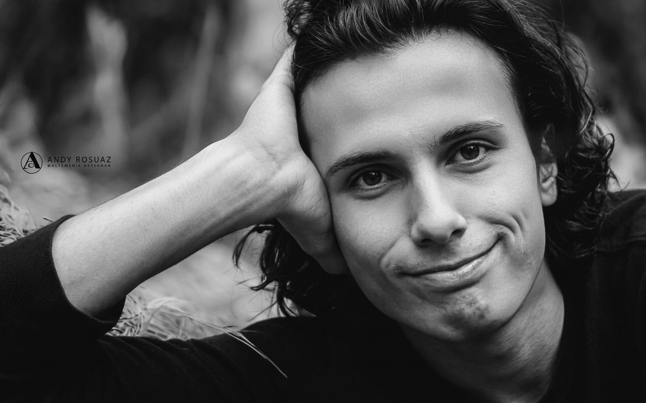 Retrato hombre sonriente exterior blanco y negro — Andrés Rodríguez Suazo