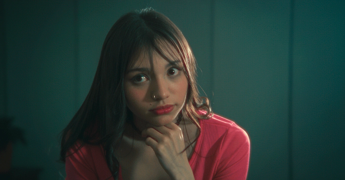 Retrato mujer cocina luz cinematográfica — Andrés Rodríguez Suazo