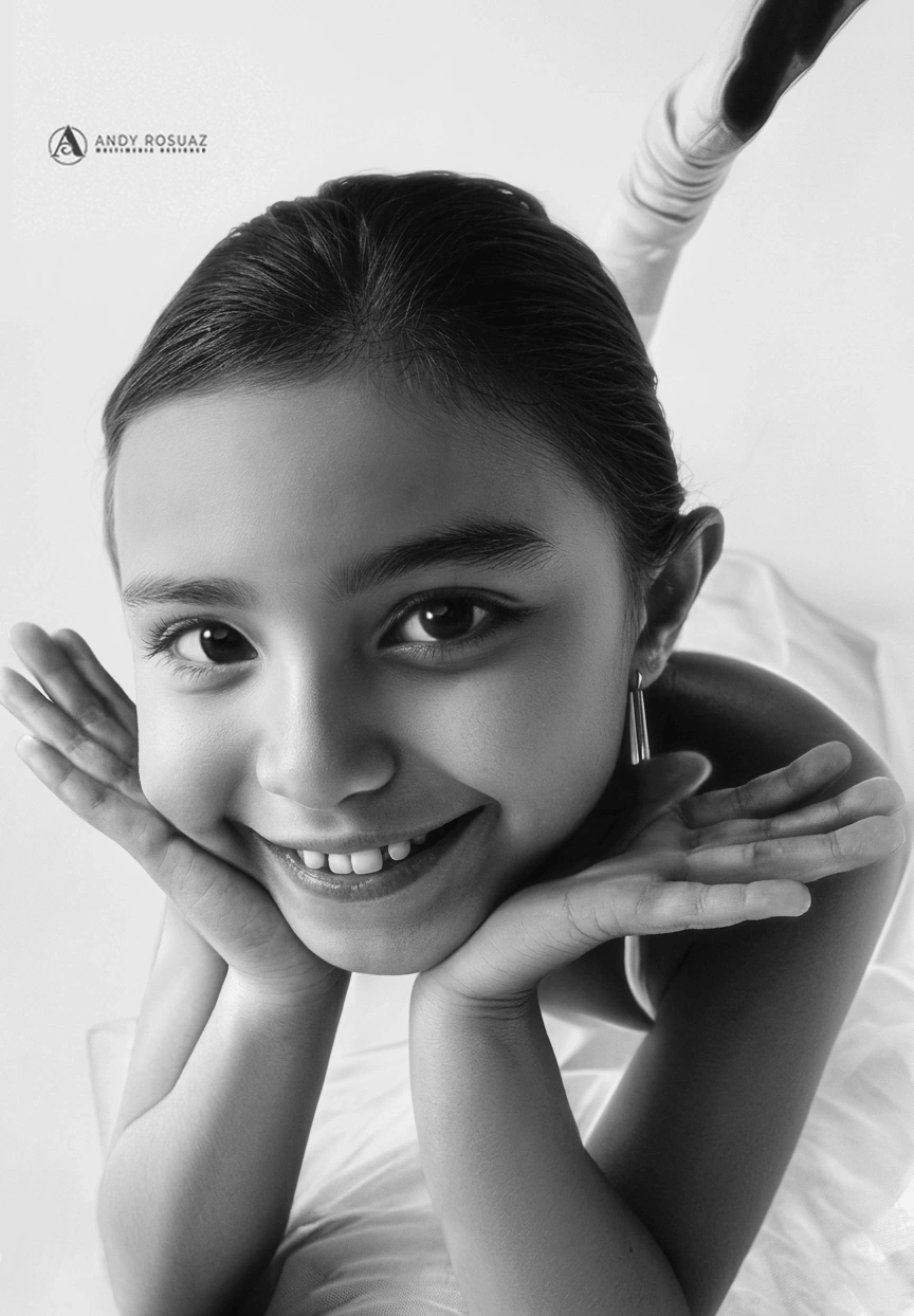 Retrato nina bailarina sonriendo blanco y negro — Andrés Rodríguez Suazo
